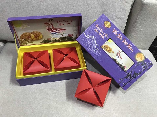 Hộp bánh làm nổi bật logo thương hiệu 